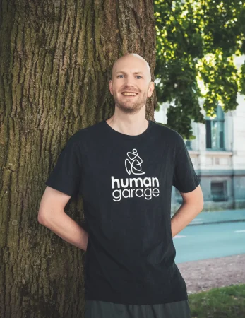 Websitebetreiber vor Baum